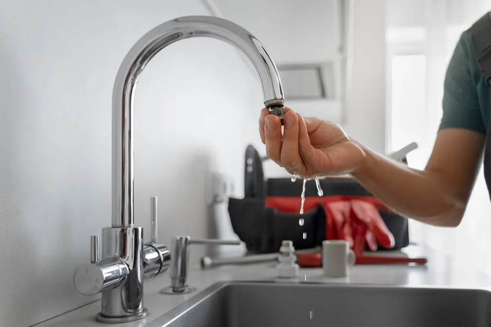 Fontanero instalando sistema de fontanería con materiales de calidad